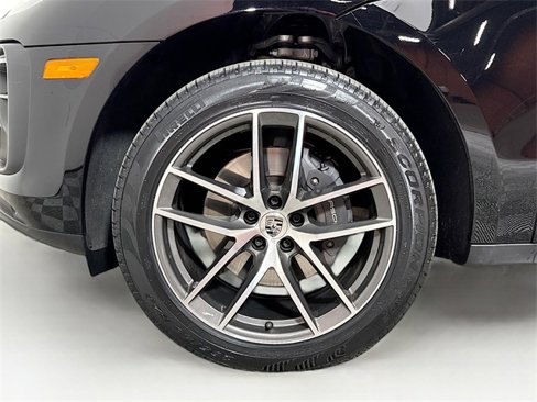Used 2025 Porsche Macan image 25