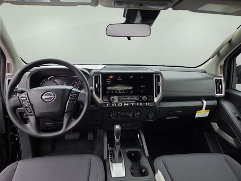 Used 2025 Nissan Frontier SV image 25