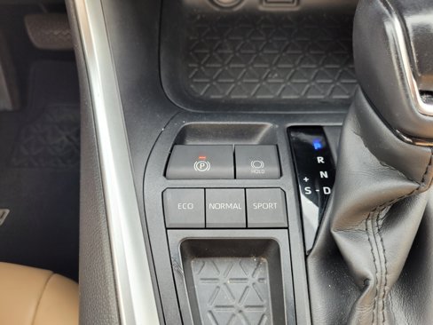 Certified 2021 Toyota RAV4 XLE Premium image 31