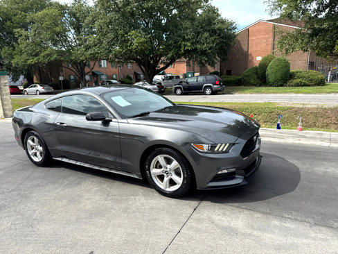 Used 2017 Ford Mustang Coupe image 2