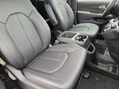 New 2025 Chrysler Pacifica Select image 10
