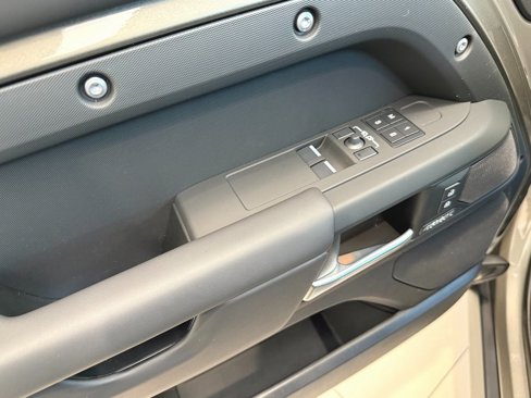 New 2025 Land Rover Defender 90 X-Dynamic SE image 12