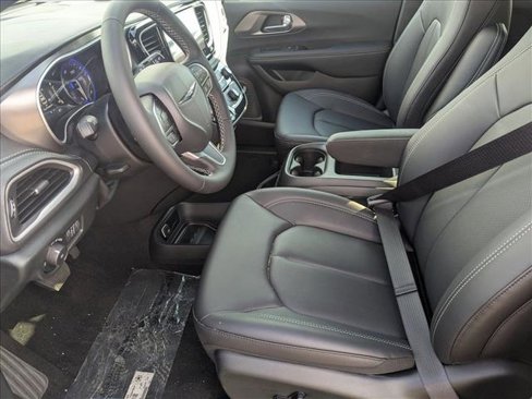 New 2025 Chrysler Pacifica Select image 4