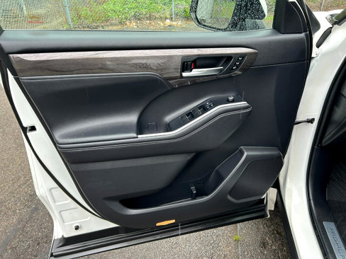 Used 2020 Toyota Highlander Limited image 9