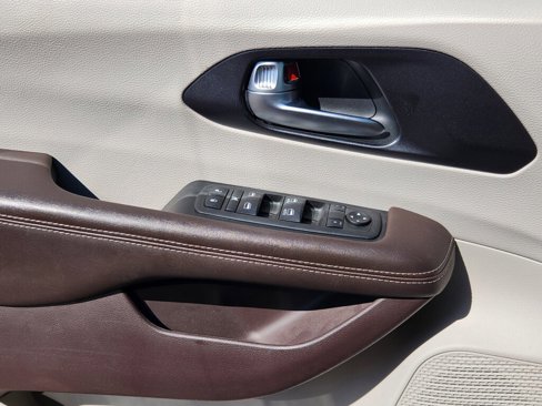 Certified 2021 Chrysler Pacifica Touring w/ Cold Weather Group image 7