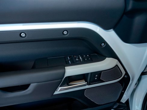 New 2024 Land Rover Defender 90 X-Dynamic SE image 34