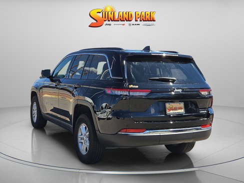 Used 2025 Jeep Grand Cherokee Laredo w/ Luxury Tech Group I image 3