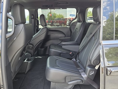 New 2026 Chrysler Pacifica Select image 4