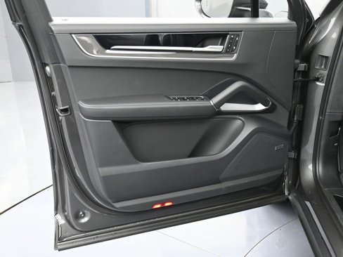 New 2025 Porsche Cayenne Turbo image 17