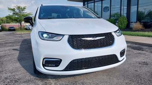 New 2026 Chrysler Pacifica Select image 4