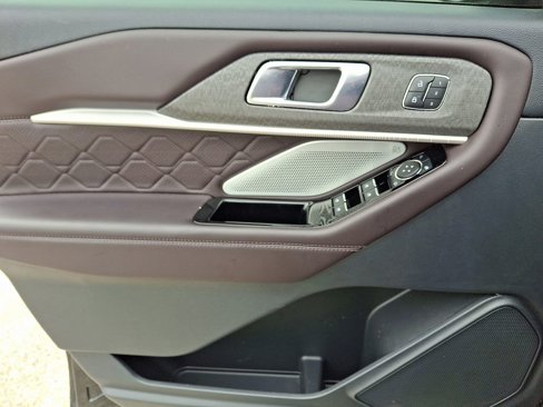 Used 2025 Ford Explorer Platinum w/ Ultimate Package image 13