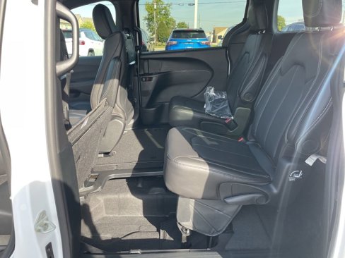New 2026 Chrysler Pacifica Select image 30