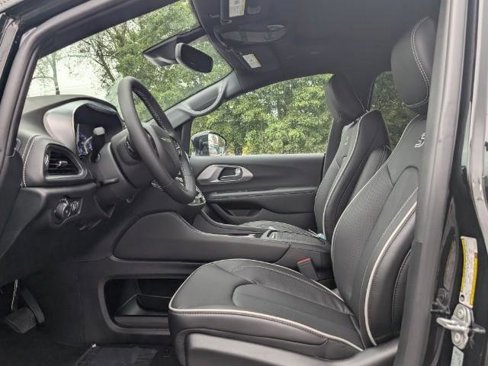 New 2026 Chrysler Pacifica Limited image 8