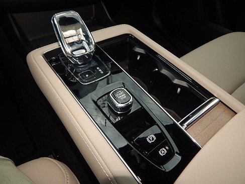 New 2026 Volvo XC90 B6 Plus w/ Protection Package Premier image 18