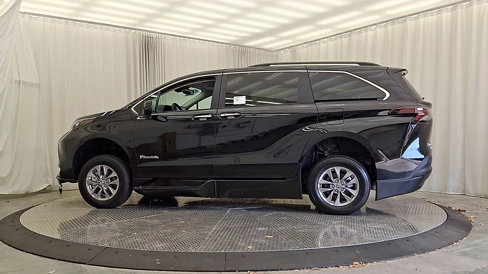 Used 2025 Toyota Sienna XLE image 2