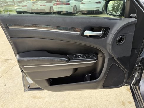 Used 2019 Chrysler 300 Limited image 19
