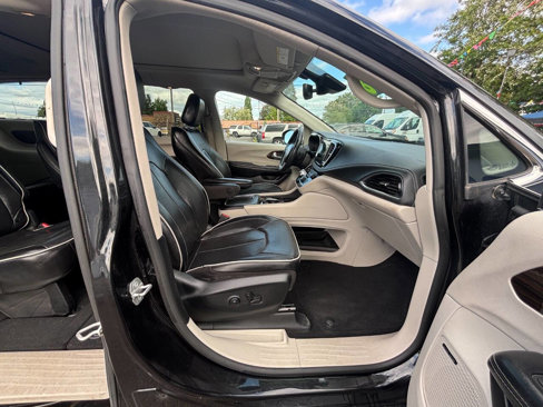 Used 2022 Chrysler Pacifica Limited image 14