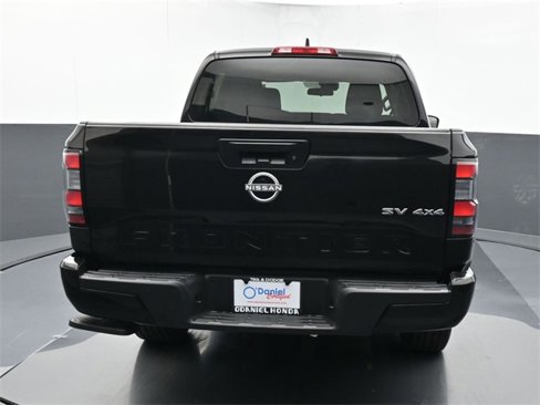 Used 2024 Nissan Frontier SV image 4