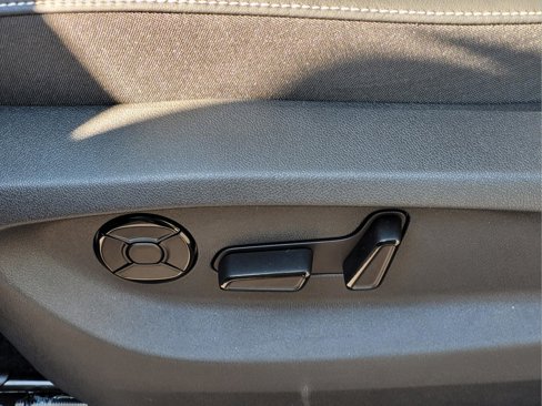 New 2025 Volkswagen Tiguan SE image 12