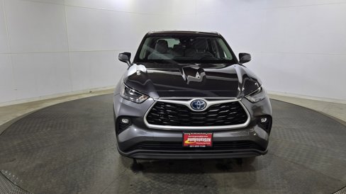Used 2023 Toyota Highlander LE image 2