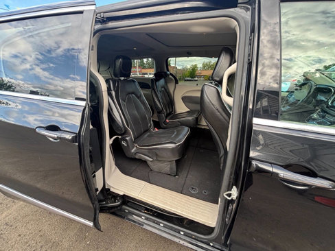 Used 2022 Chrysler Pacifica Limited image 16