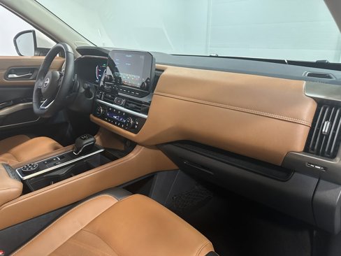 Used 2024 Nissan Pathfinder Platinum image 91