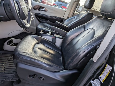 Used 2018 Chrysler Pacifica Touring-L image 14