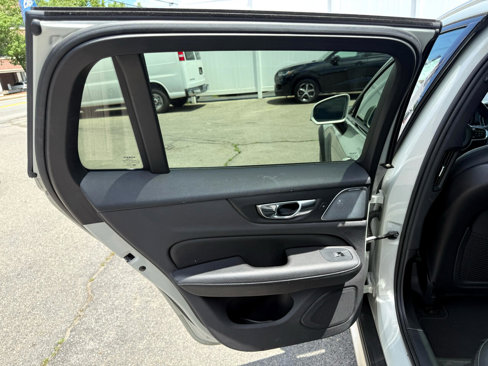 Used 2020 Volvo V60 T5 Cross Country image 22