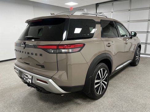 Used 2024 Nissan Pathfinder Platinum image 12