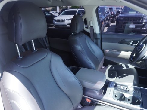 Used 2025 Kia Carnival LXS image 24