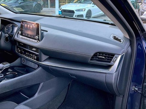 Certified 2025 Nissan Rogue SV image 13