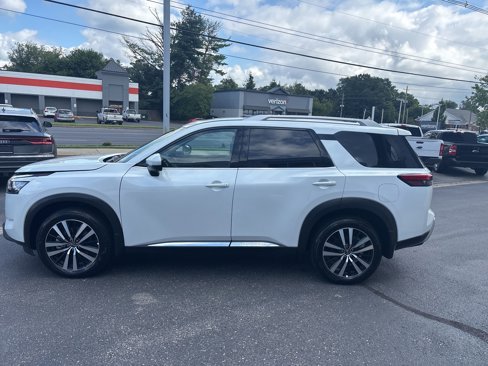 Used 2025 Nissan Pathfinder Platinum image 12