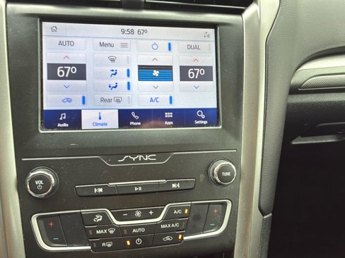 Used 2020 Ford Fusion SE image 10