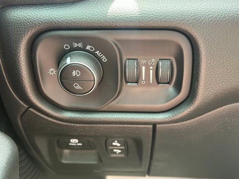 New 2025 RAM 1500 4x4 Crew Cab image 35