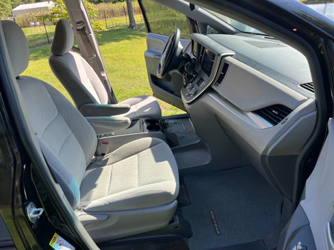 Used 2017 Toyota Sienna LE image 5