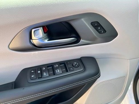 New 2024 Chrysler Pacifica Touring-L image 11