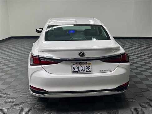 Certified 2025 Lexus ES 300h w/ Premium Package image 6