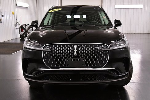 Used 2025 Lincoln Aviator AWD image 2