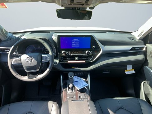 New 2025 Toyota Highlander Platinum image 11