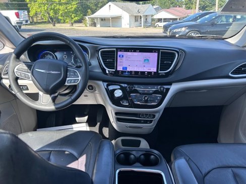 Used 2022 Chrysler Pacifica Touring-L image 11