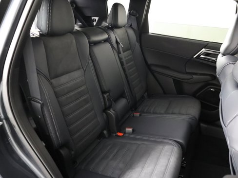 New 2025 Mitsubishi Outlander SE image 32