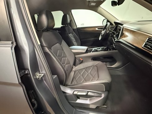 Used 2025 Volkswagen Atlas SE image 13