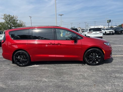 New 2026 Chrysler Pacifica Limited image 8