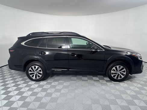 Used 2023 Subaru Outback Premium image 4