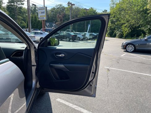 Used 2019 Jeep Cherokee Limited image 11