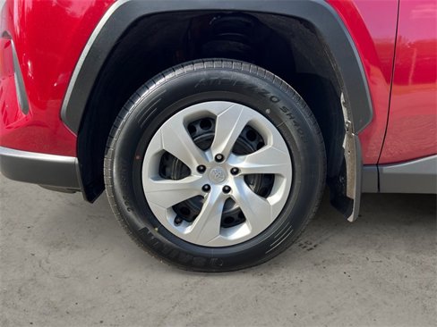 Used 2021 Toyota RAV4 LE image 14