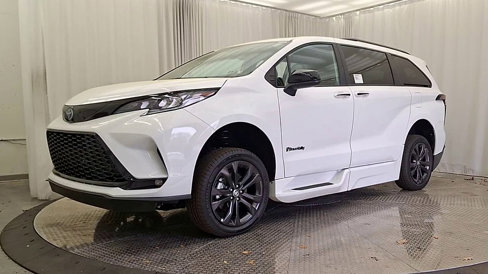 Used 2025 Toyota Sienna XSE image 4
