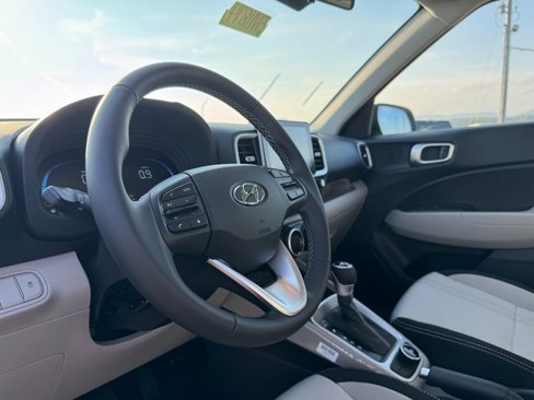 New 2025 Hyundai Venue SEL image 18
