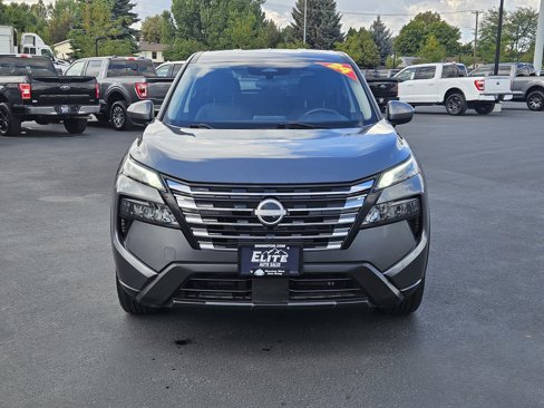 Used 2024 Nissan Rogue SV image 2