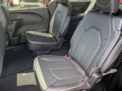 New 2025 Chrysler Pacifica Limited image 21